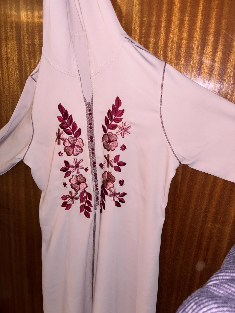 Jellaba rose à motifs violets